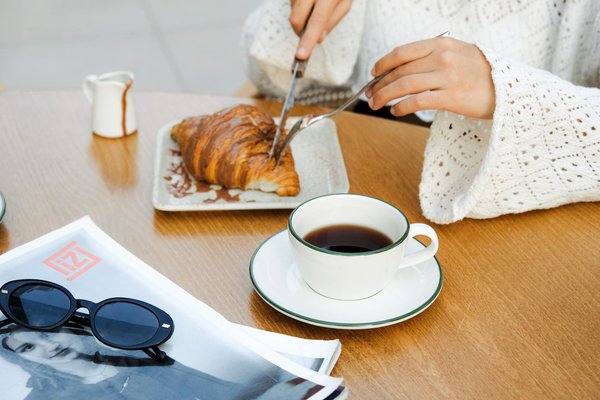 How Does the UK Fashion Industry Influence Women's Personal Style Choices?